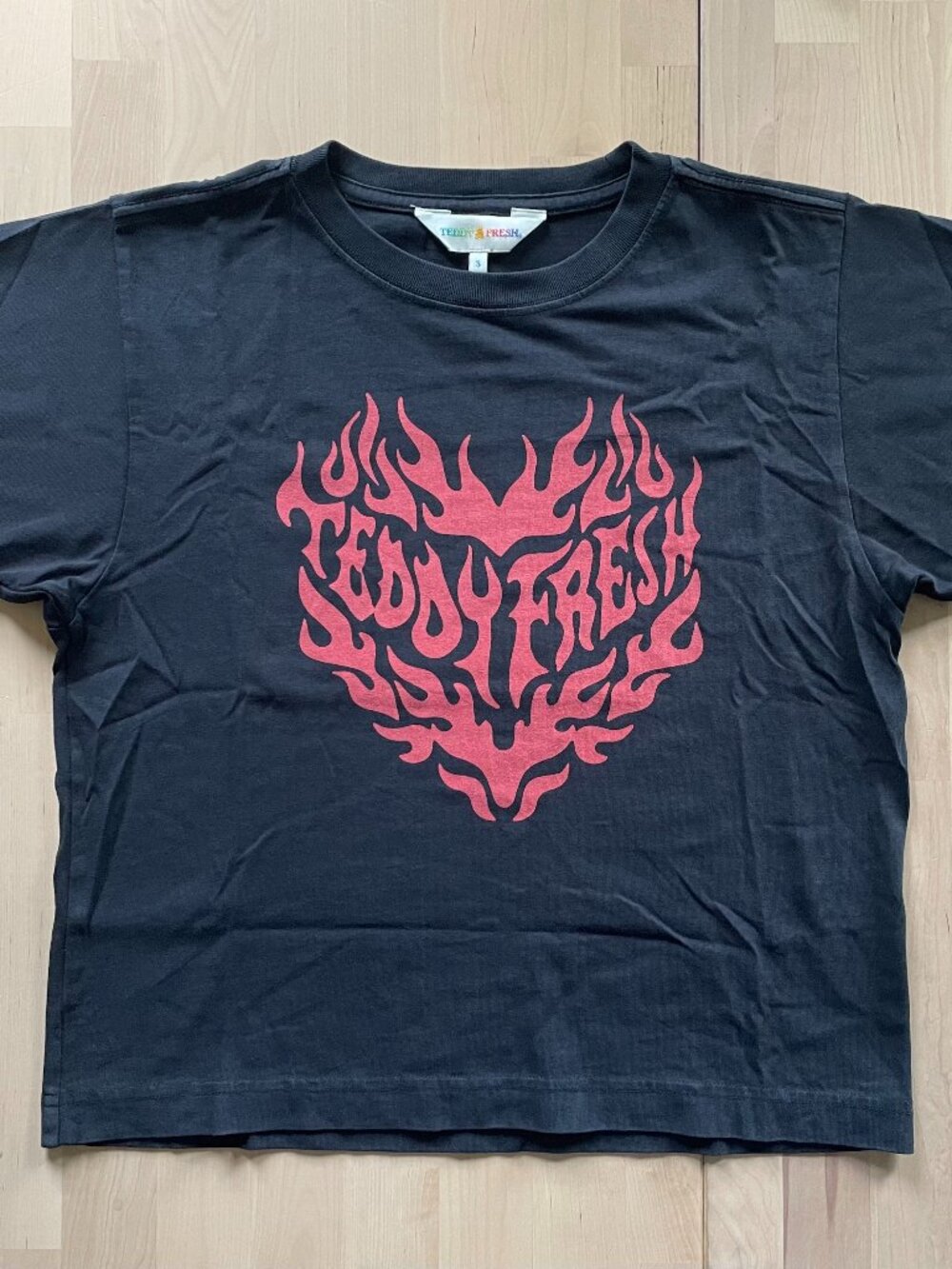 Teddy Fresh Women's Red Flaming Heart Black T-Shirt size Small